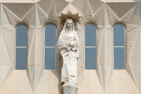 Окно со статуей в Sagrada Familia в Барселоне, Испания — стоковое фото