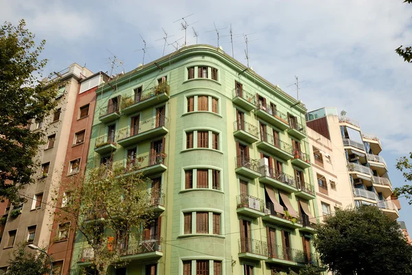 Edifício de apartamentos na cidade de barcelona, Espanha — Fotografia de Stock