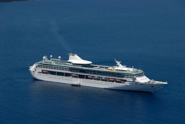 Cruiseschip in de haven van santorini, Griekenland — Stockfoto