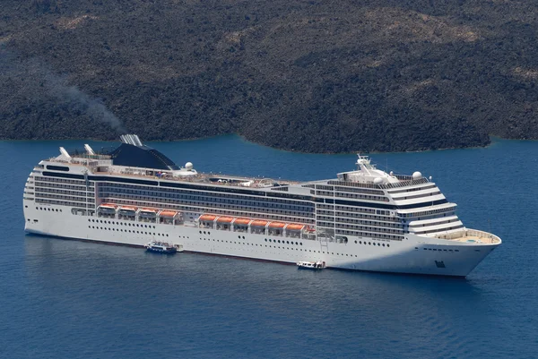 Navio de cruzeiro no porto de Santorini, Grécia — Fotografia de Stock