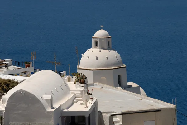 Kerk aan de kust in santorini, Griekenland — Stockfoto
