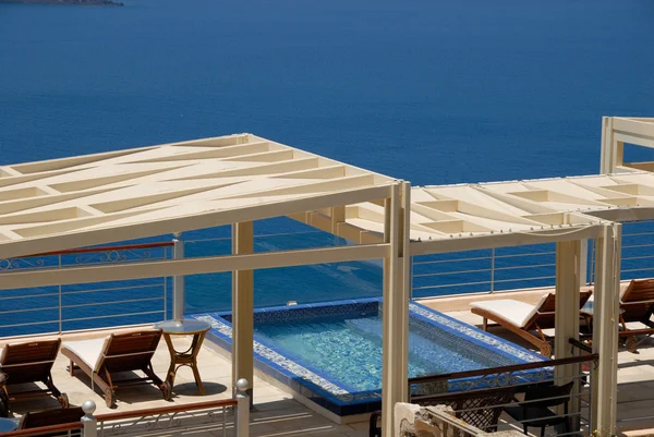 Piscina em Santorini, Grecia — Fotografia de Stock