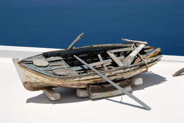 Rozbitý člun v santorini, Řecko — Stock fotografie