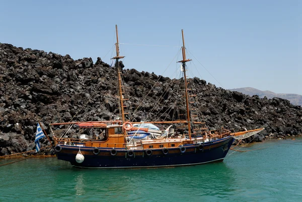 Traditionele zeilboot verankerd op het eiland nea kameni in santorini, gr — Stockfoto
