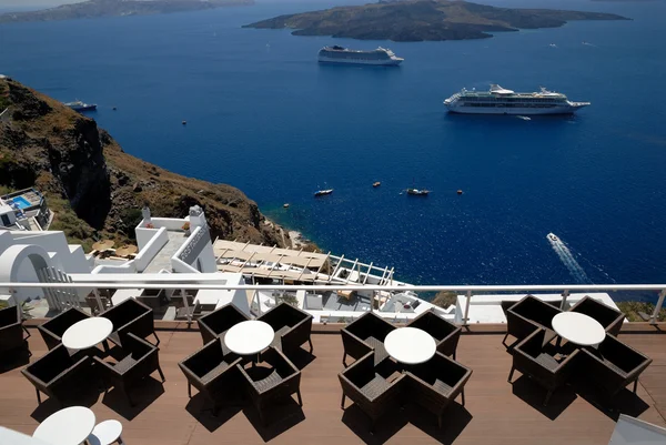Café terraza con vistas a la Caldera en Thira, Santorini Grecia —  Fotos de Stock