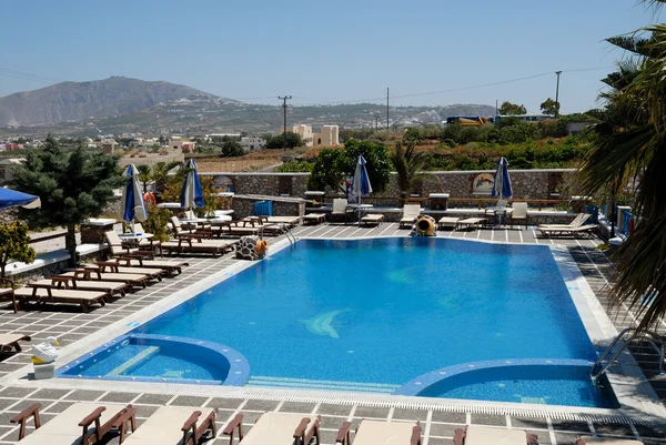 Zwembad in santorini, Griekenland — Stockfoto