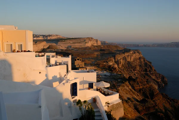在希腊圣托里尼岛日落时在一所房子中锡拉查看 — 图库照片