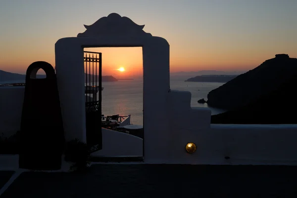Door to a restaurant in Santorini at sunset, Greece — Stock Photo, Image