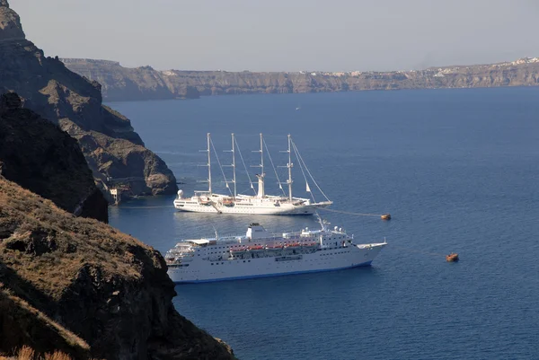 Výletní lodě v přístavu santorini, Řecko — Stock fotografie