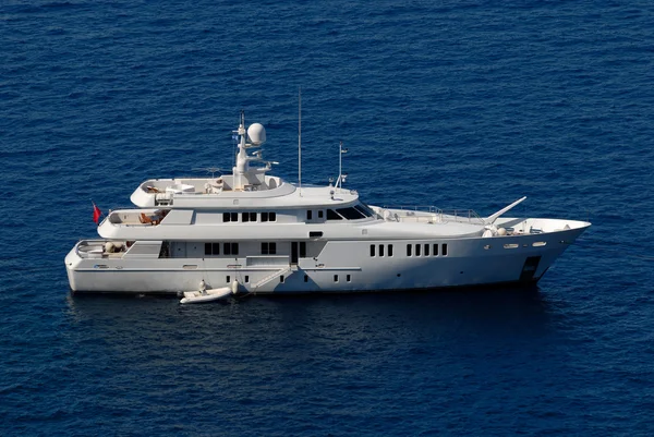 Luxury yacht in harbor of Santorini, Greece — Stock Photo, Image