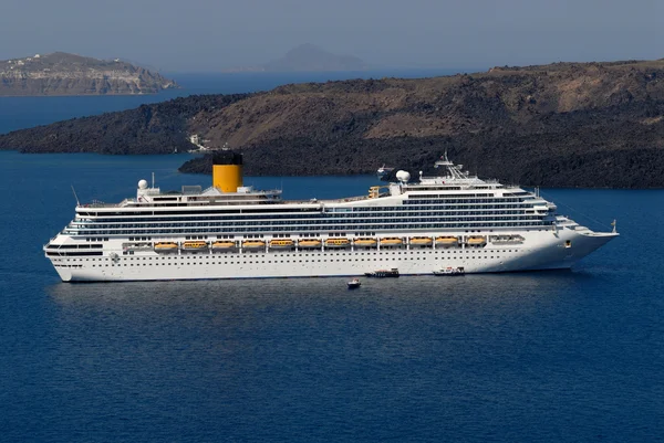 Cruise ship in harbor of Santorini, Greece — Stock Photo, Image