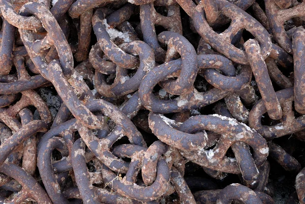 Viejos cables de cadena oxidados en puerto — Foto de Stock