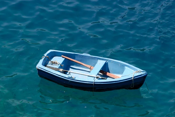 Βάρκα με κουπιά στο μπλε νερό — Φωτογραφία Αρχείου