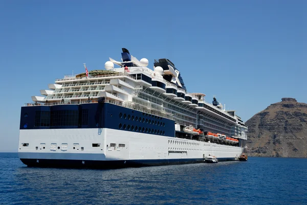 Kreuzfahrtschiff im Hafen von Santorini, Griechenland — Stockfoto