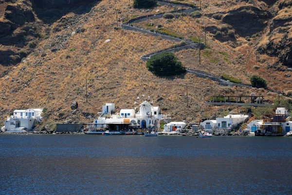 Aldeia na ilha Thirassia perto de Santorini, Grécia — Fotografia de Stock