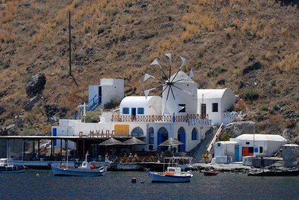 Étterem a sziget thirassia közelében Santorini-sziget, Görögország — Stock Fotó