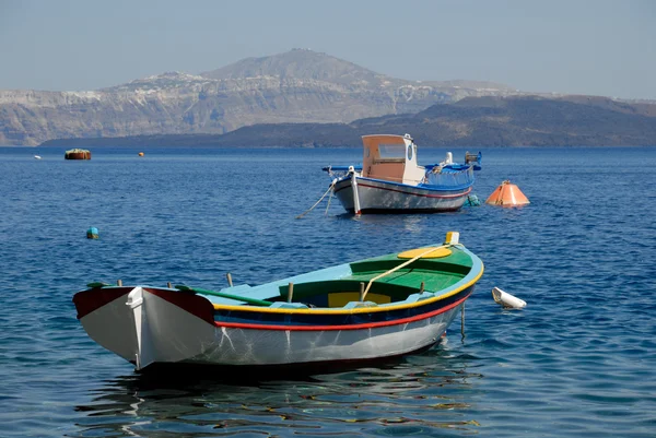 Barevné lodě v santorini, Řecko — Stock fotografie