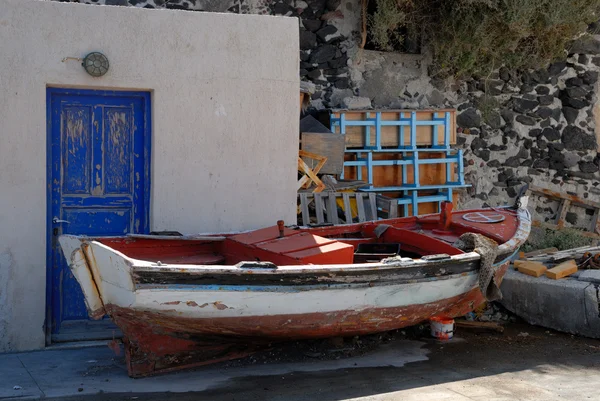 Antiguo barco pesquero en el puerto de Santorini, Grecia — Foto de Stock