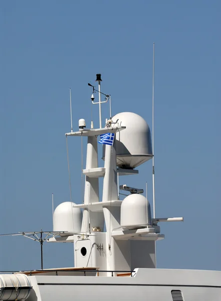 Радарная мачта с греческим флагом — стоковое фото