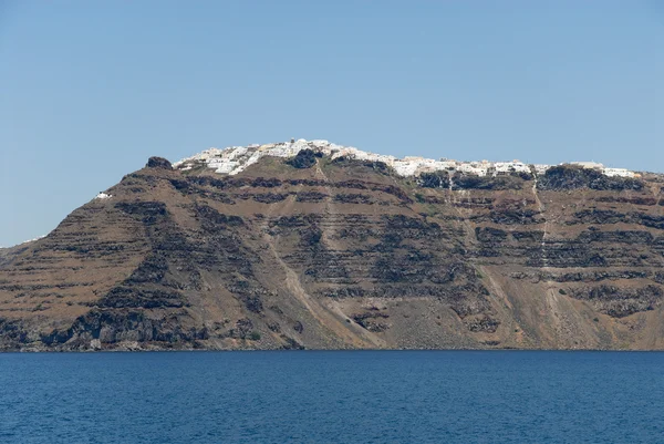 Vulkaninsel Santorini mit Stadt Fira auf dem Gipfel, Griechenland — Stockfoto