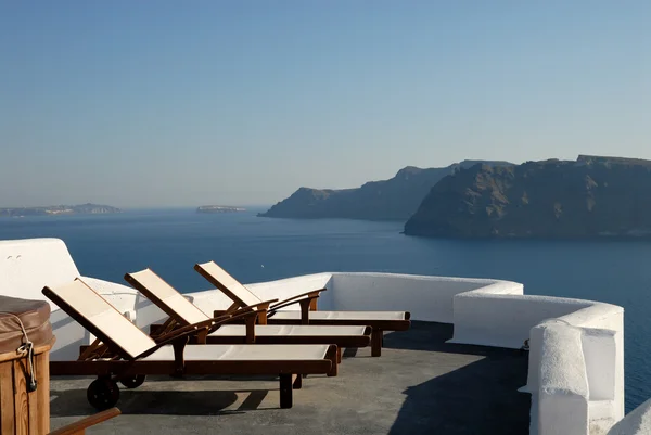 サントリーニ島、ギリシャでテラスでサンラウンジャー — ストック写真
