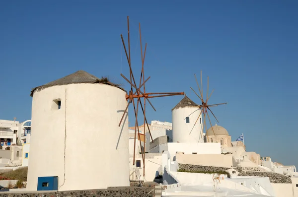 Zwei traditionelle windmühlen in oia, insel santorini griechenland — Stockfoto