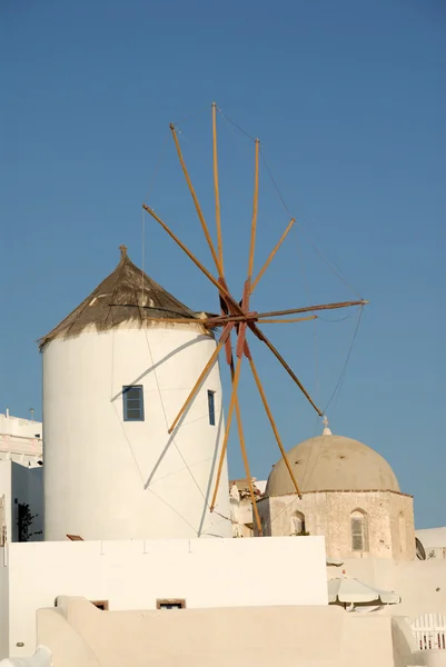 Mulino a vento in città Oia, Santorini Grecia — Foto Stock