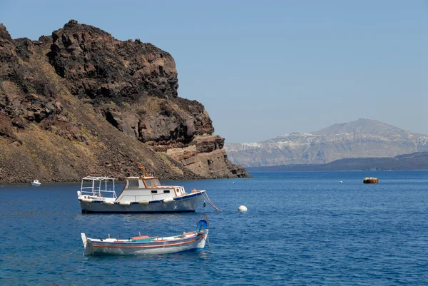 Bateaux à l'île grecque Thirassia — Photo