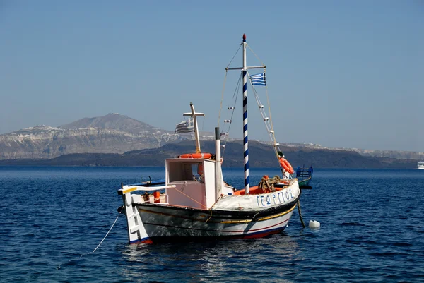 Fiskebåt i porten av ön thirassia, Grekland — Stockfoto