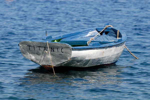 Roeiboot titanic in Griekenland — Stockfoto