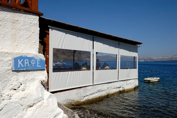 Cafe in griechischem dorf auf der insel thirassia, griechenland — Stockfoto