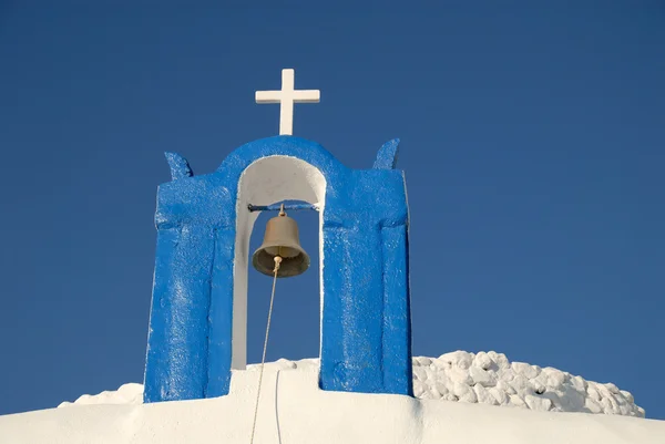 Zvonice s křížem v Santorini, Řecko — Stock fotografie