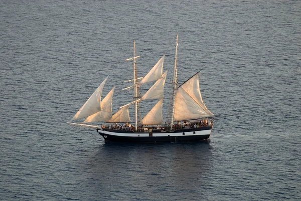 Zeilschip in de Egeïsche zee in de buurt van santorini, Griekenland — Stockfoto