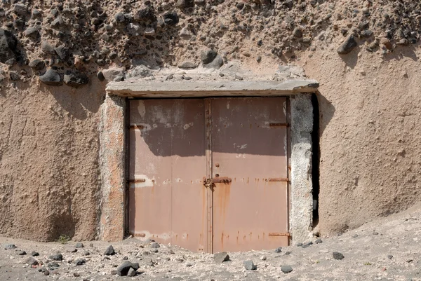 Oude metalen grungy deur in Griekenland — Stockfoto