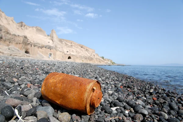 Rusty může na pláži v santorini, Řecko — Stock fotografie