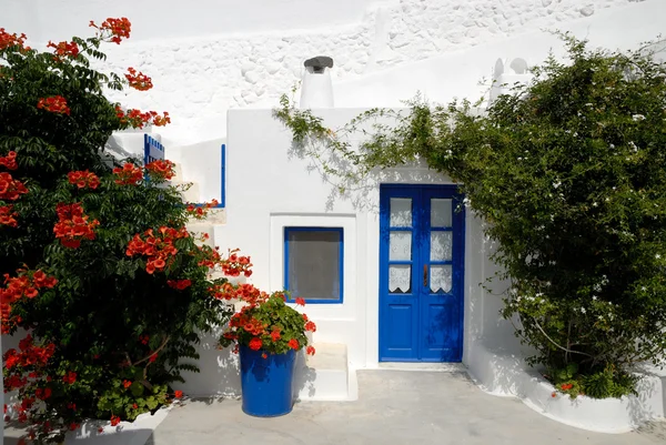 Παραδοσιακό άσπρο σπίτι στη Σαντορίνη, Ελλάδα — Φωτογραφία Αρχείου