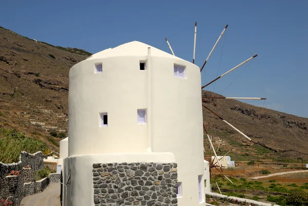 Вітряк у формі житлового будинку в Санторіні, Греція — стокове фото