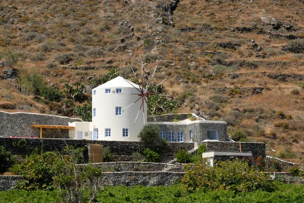 Construção em forma de moinho de vento moderno em Santorini, Grecia — Fotografia de Stock