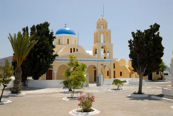 Iglesia en la ciudad Oia, Santorini, Grecia — Foto de Stock