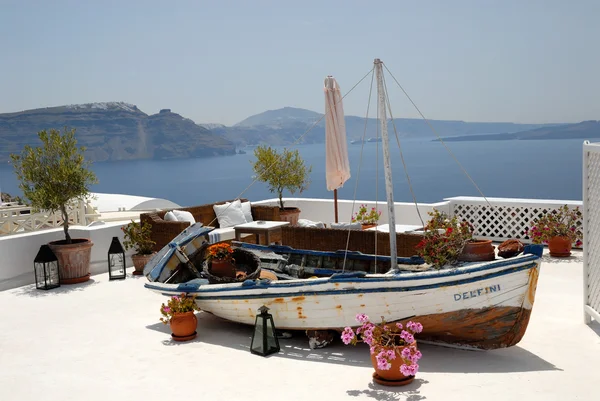 Vecchia barca sull'isola di Santorini, Grecia — Foto Stock