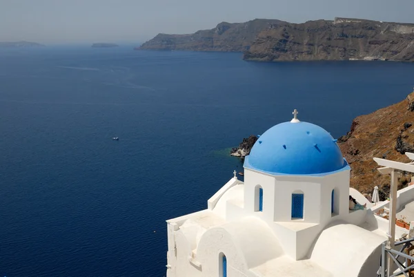 Traditional church with blue cupola in Oia, Santorini, Greece — Stock Photo, Image