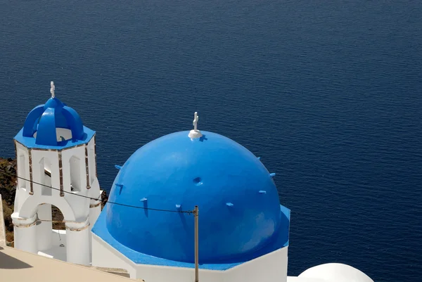 Ελληνική εκκλησία με το μπλε τρούλο στη Σαντορίνη, Ελλάδα — Φωτογραφία Αρχείου