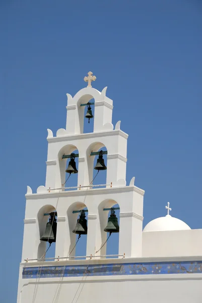 Klokkentoren van een kerk in santorini, Griekenland — Stockfoto