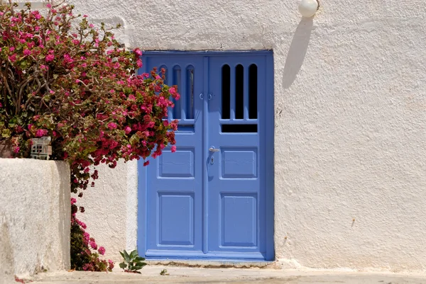 Maison blanche traditionnelle avec porte bleue à Santorin Grèce — Photo