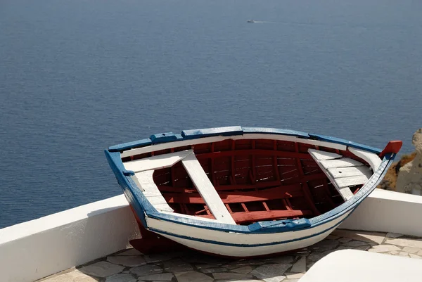 Antiguo barco de pesca roto en Santorini, Grecia — Foto de Stock