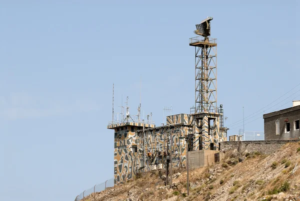 Vojenská věž s radarem a antény — Stock fotografie