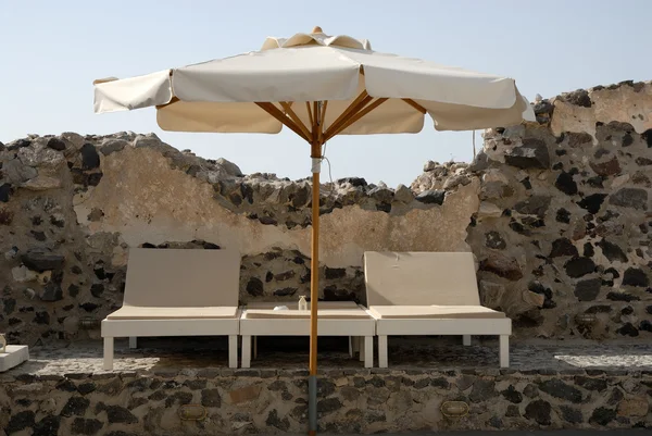 Deck chairs and parasol in Santorini, Greece — Stock Photo, Image