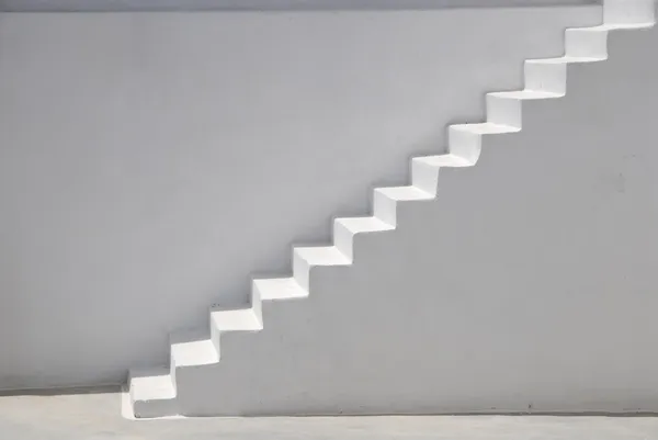 Escaleras blancas que conducen a una terraza, Grecia —  Fotos de Stock