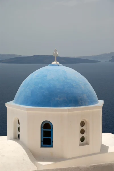 Cúpula azul de una iglesia en Santorini, Grecia — Foto de Stock