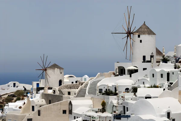 Oia, サントリーニ島ギリシャの島の 2 つの伝統的な風車 — ストック写真
